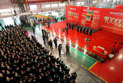 推土机事业部总装工厂盛大举行推土机第50000台下线庆典仪式。。。。。。这一激感人心的历史时刻标记着50000台不但仅是一个数目的积累，，，，，更是777盛世国际治理水平、生产规模、制造手艺、研发能力、销售能力等综合能力的体现，，，，，标记着777盛世国际推土机工业整体实力进一步增强，，，，，是从量变到质变的奔腾。。。。。。