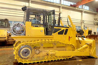 天下上第一台燃气型履带式推土机——SD20-5（LNG）在研究总院新产品试制中心下线。。。。。。SD20-5（LNG）履带式推土机是公司顺应行业生长趋势开发的一款节能、环保产品，，，，，整机接纳自然气专用发念头，，，，，燃烧后无积炭，，，，，知足stageIIIA排放，，，，，寿命更长，，，，，维修频率更低。。。。。。